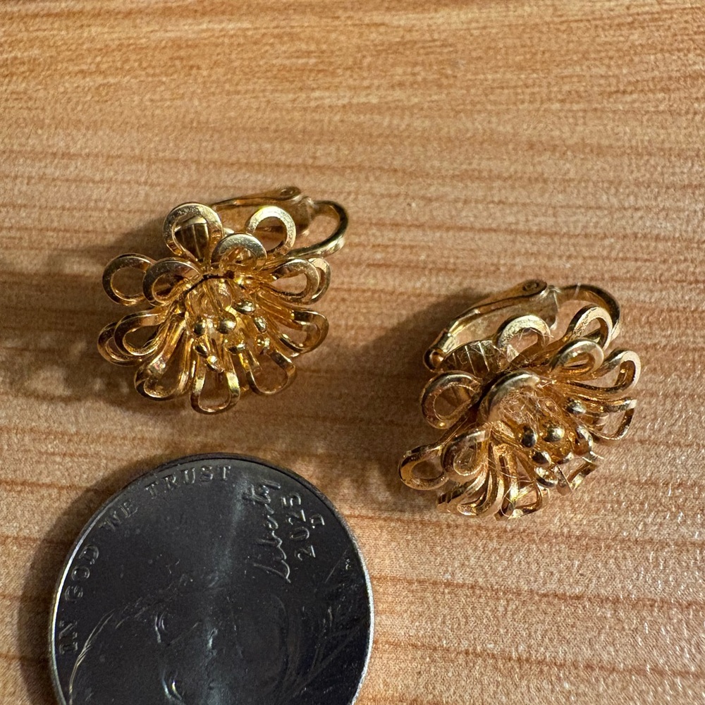 Elegant Gold Flower clip on Earrings